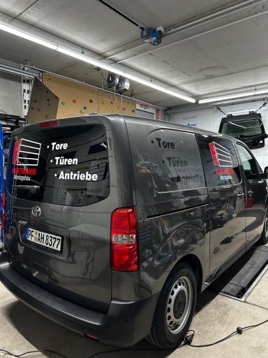 vw-caddy-foliert-dobel-fineart-werkstatt