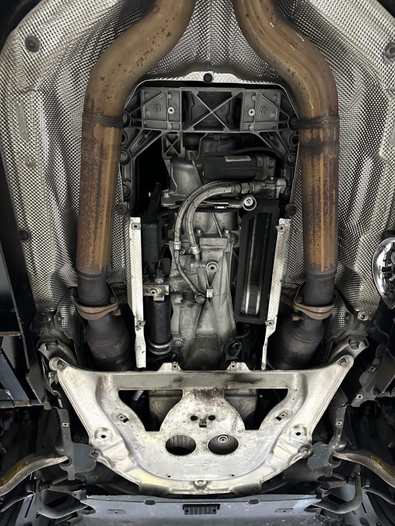bmw-m5-e60-smg-getriebe-instandsetzung Bmw e60 M5 auf der Hebebühne zur SMG Getriebe Reparatur